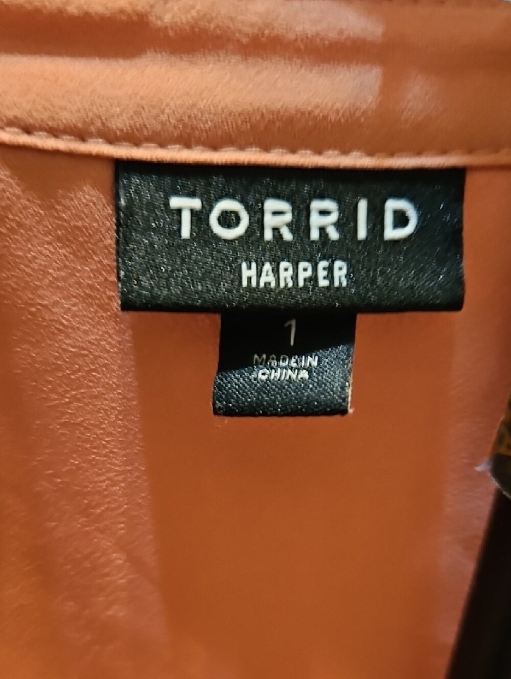 torrid Blush Coral V-Neck Button-Tab Sleeve Blouse - Picture 5 of 6